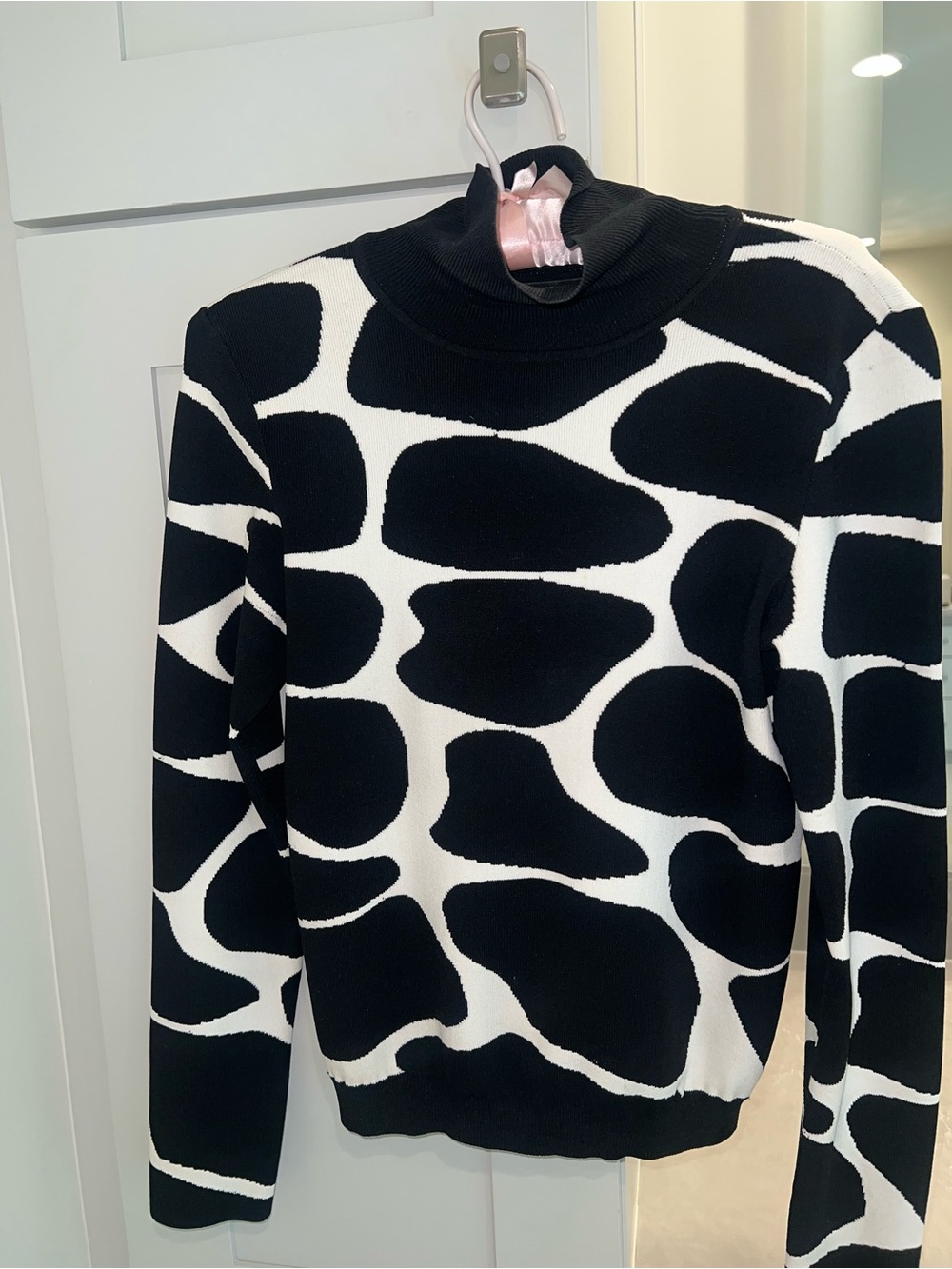 Bold, fun black & white top-LIKE NEW-GREAT DEAL